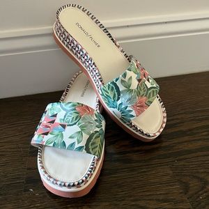 Donald Pliner size 9 slides